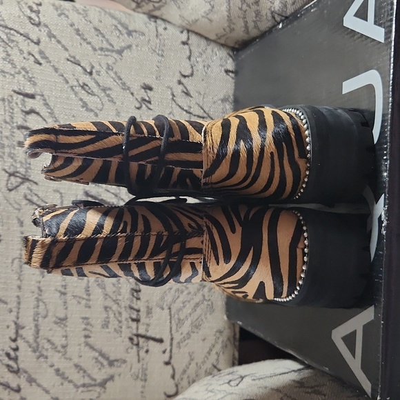 Aqua Women’s Tiger Print Jax Studded Hiker Combat Boots Lace Up Round Toe - Picture 2 of 5
